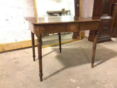 An early 19thc mahogany tea table, on turned supports (open: 72cm x 87cm x 92cm)