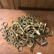 A quantity of brass curtain rings (internal d: 3.5cm) and other accessories (a lot)