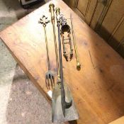 A mixed set of fire tools including a poker, shovel, toasting fork, tongs (longest: 74cm) (5)