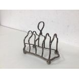 An 1887 London silver toast rack (116g)