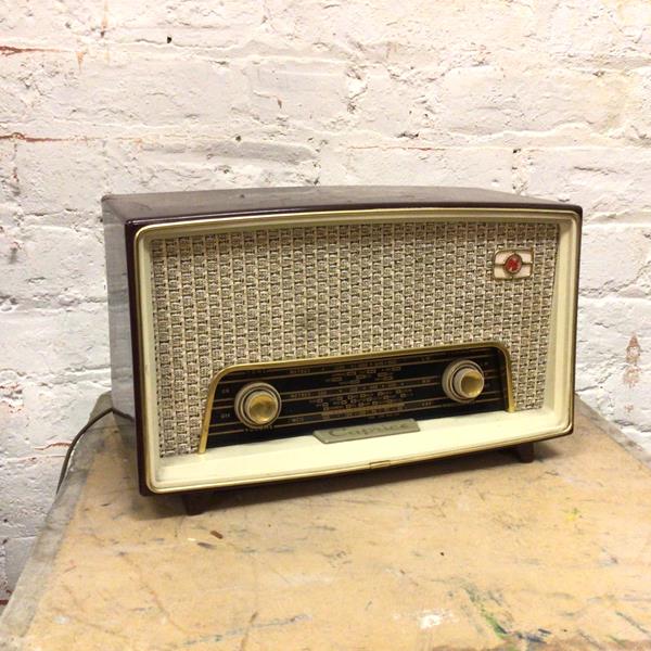 A vintage Caprice radio, model R31 (23cm x 37cm x 16cm)