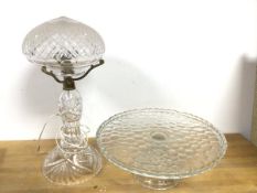 A glass cakestand (12cm x 29cm) and a glass lamp (37cm) (2)
