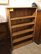 An early 20thc pine open bookcase, fitted five shelves (120cm x 87cm x 27cm)