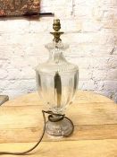A glass table lamp in the form of a footed urn (46cm to top of lampholder)