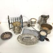 A mixed lot of silver plate including a large toastrack (13cm x 13cm x 10cm), two urn style