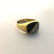 A 9ct gold gentleman's signet style ring with triangular shaped inset onyx panel and a band with