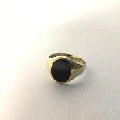 A gentleman's 9ct gold signet style ring with oval inset onyx panel, stamped 375 (V/W) (2.70g)