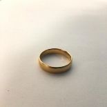 An 18ct gold wedding band (N) (3.24g)