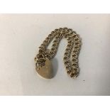 A 9ct gold double link chain bracelet with heart shaped padlock (10cm) (7.53g)