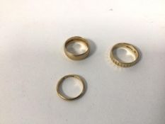 Three 9ct gold wedding bands (largest: M) (combined: 7.14g)