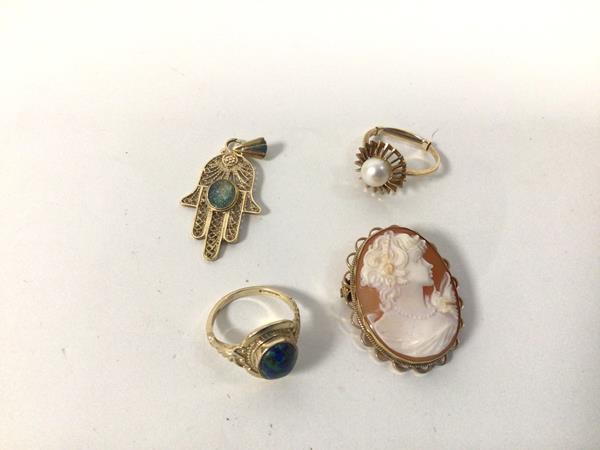 A group of jewellery including a shell cameo with 9ct gold mount (3cm x 2.5cm), a 9ct gold ring with