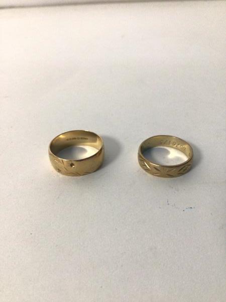 Two 9ct gold wedding bands, one with a geometric design, the other foliate (combined: 5.1g) - Image 2 of 2