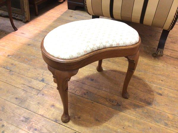 A Georgian style footstool, the kidney shaped top with drop in upholstered pad, on cabriole supports