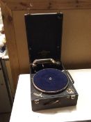 A Columbia Viva-Tonal Grafonola travelling record player (18cm x 28cm x 40cm)