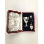 An Edwardian London silver egg cup and spoon in Hamilton & Inches original box (combined: 45g) (box: