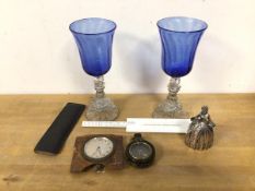 A mixed lot including two wine glasses with blue and clear glass (each: 21cm), a metal bell of a