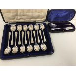 A boxed set of twelve Edwardian Sheffield silver teaspoons, in original box (combined: 180g) and a