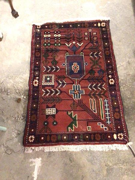 A Hamadan rug, with geometric field, within border with multiple flowerheads (115cm x 72cm)