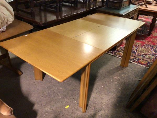 A modern extending oak dining table with magic leaf, on moulded supports (open: 73cm x 206cm x
