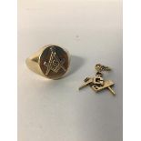 A 9ct gold ring with Masonic symbol decoration and Masonic charm (ring: P) (combined: 10.53g)