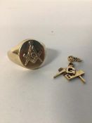 A 9ct gold ring with Masonic symbol decoration and Masonic charm (ring: P) (combined: 10.53g)