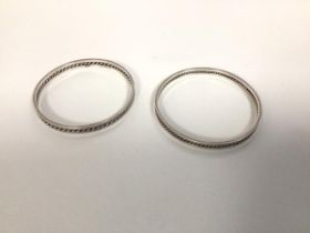 A pair of sterling silver bangles with inset rope pattern design (6.5cm) (combined: 42g)