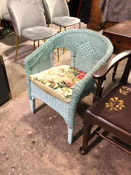 A painted wicker armchair with floral upholstered seat cushion (73cm x 59cm x 59cm)