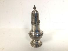 A Victorian London silver sugar castor (16cm) (166g)