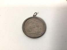 An 1889 Victoria crown in a white metal pendant (combined: 33g)