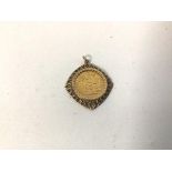 A 1909 half sovereign, in yellow metal pendant mount (combined: 6.85g)