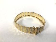 A lady's bracelet, marked 750, with panel links with a rope pattern (d.6cm) (31.23g)
