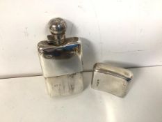 A 1904 London silver hip flask with detachable cup (13cm) (184g)