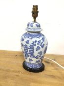 A modern table lamp in the form of a Chinese lidded vase (33cm)