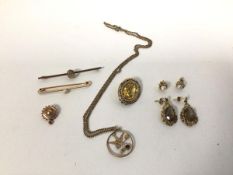 A mixed lot of jewellery including two bar brooches, one marked 9k, the other 15k, a pendant