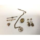 A mixed lot of jewellery including two bar brooches, one marked 9k, the other 15k, a pendant