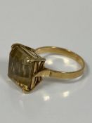 A yellow metal ring set cushion cut pale citrine, mounted in claw setting (P) (4.7g)