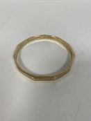 A mid 19thc 9ct gold bangle with Greek key decoration (7cm) (17.14g)