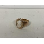 A 9ct gold ring with oval shell cameo (P) (4.68g)