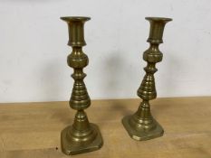 A pair of brass candlesticks (each: 22cm)