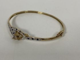 A 9ct gold bangle, the clasp in the form of a jungle cat, the body formed of multiple chip