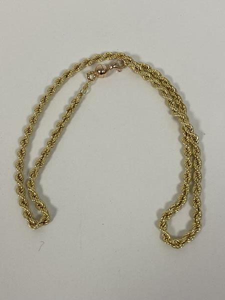 A 9ct gold rope link chain necklace (26cm) with a spring ring clasp and a magnetic clasp (11.33g)