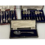 A set of six 1924 Sheffield silver coffee spoons along with sugar nips, in original presentation box