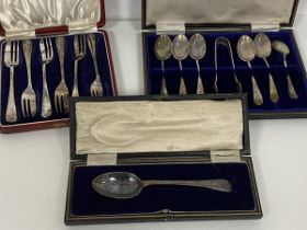A set of six 1924 Sheffield silver coffee spoons along with sugar nips, in original presentation box