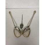 A pair of 1958 Sheffield silver salad servers (each: 25cm) (combined: 180g) and a white metal mote