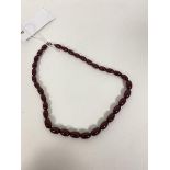 A graduated string of oval amber beads (18cm)