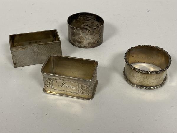 A mixed group of silver napkin holders (combined: 109g)