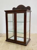 A mahogany counter-top shop display/showcase, early 20th century, with undulating back and all-round