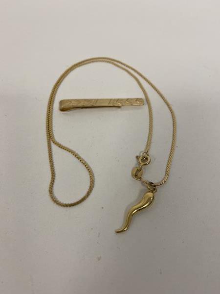 A 9ct gold tie clip measures 4cm long and a 9ct gold flat link chain with naturalistic pendant