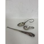 An Edwardian Chester silver caddy spoon with shell shaped bowl, button hook with London silver