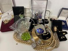 A quantity of costume jewellery including a Camrose and Kross reproduction of necklace worn by